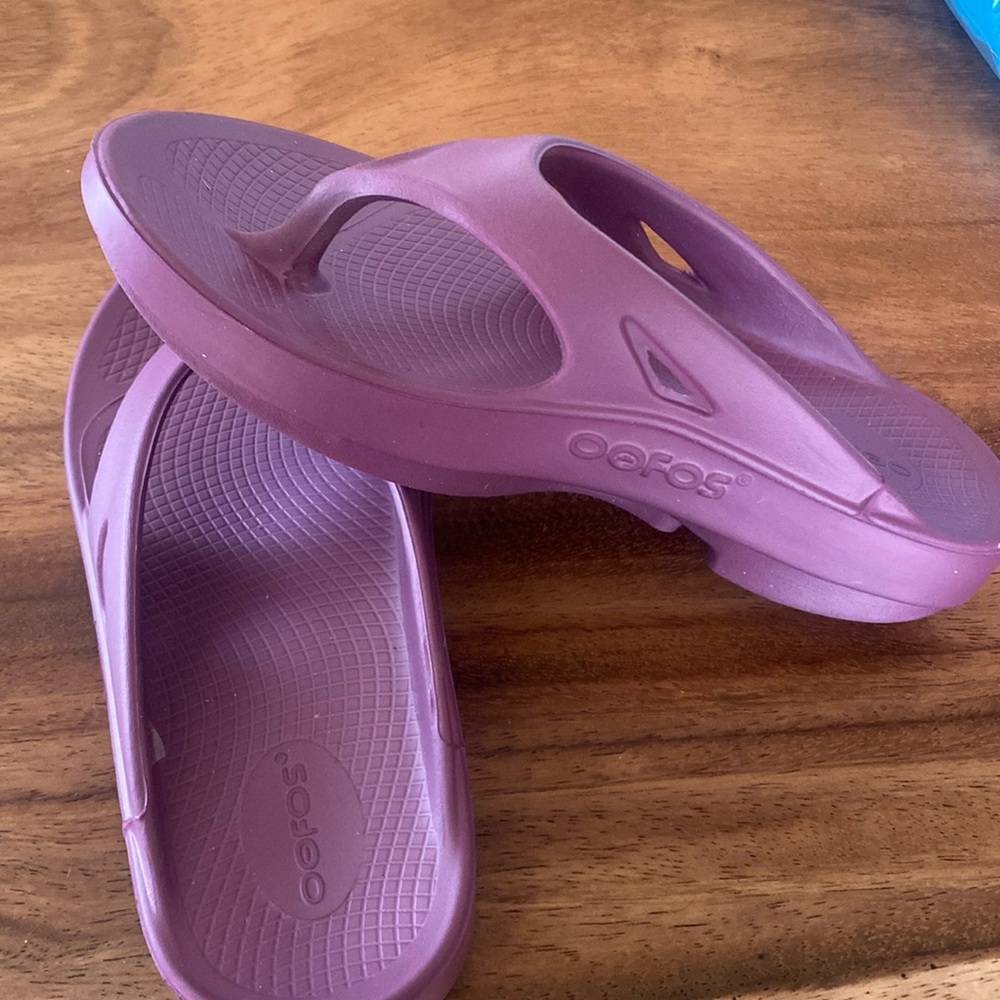 OOFOS M7/W9 Original Plum